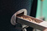 Monolith Grill AVANTGARDE.66 satin-matt Schwarz mit Gestell und Seitentischen inkl. Smoke Set – Bild 7