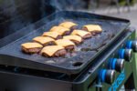 Pit Boss Plancha Grill Ultimate Plancha 4-Brenner mit Untergestell - inkl. Abdeckhaube – Bild 9
