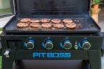 Pit Boss Plancha Grill Ultimate Plancha 4-Brenner mit Untergestell - inkl. 5-teilig Grillbesteck Set + Abdeckhaube – Bild 8